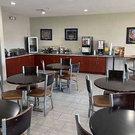Days Inn By Wyndham Near Kansas Speedway Kansas City Exterior foto