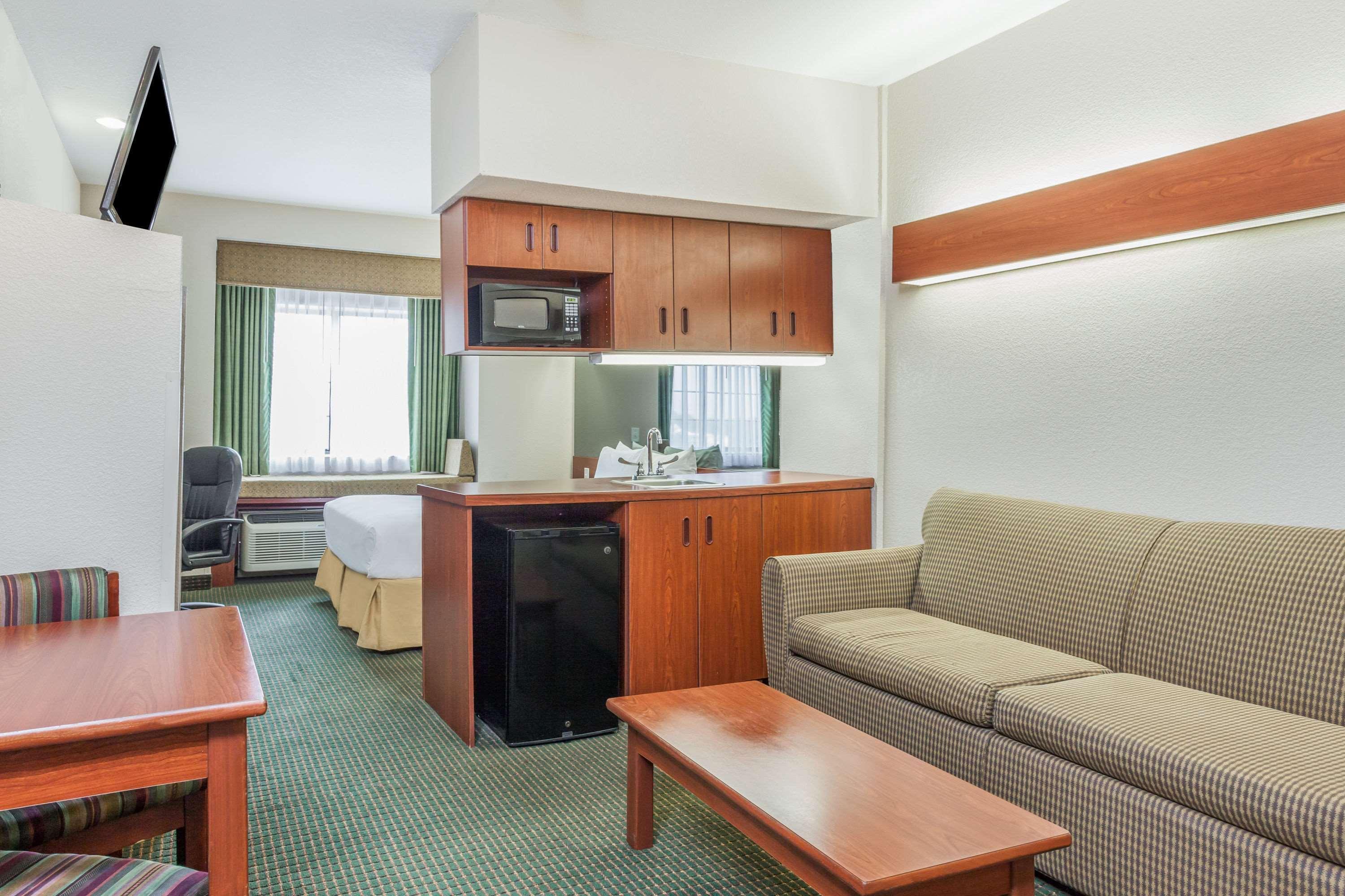 Days Inn By Wyndham Near Kansas Speedway Kansas City Exterior foto