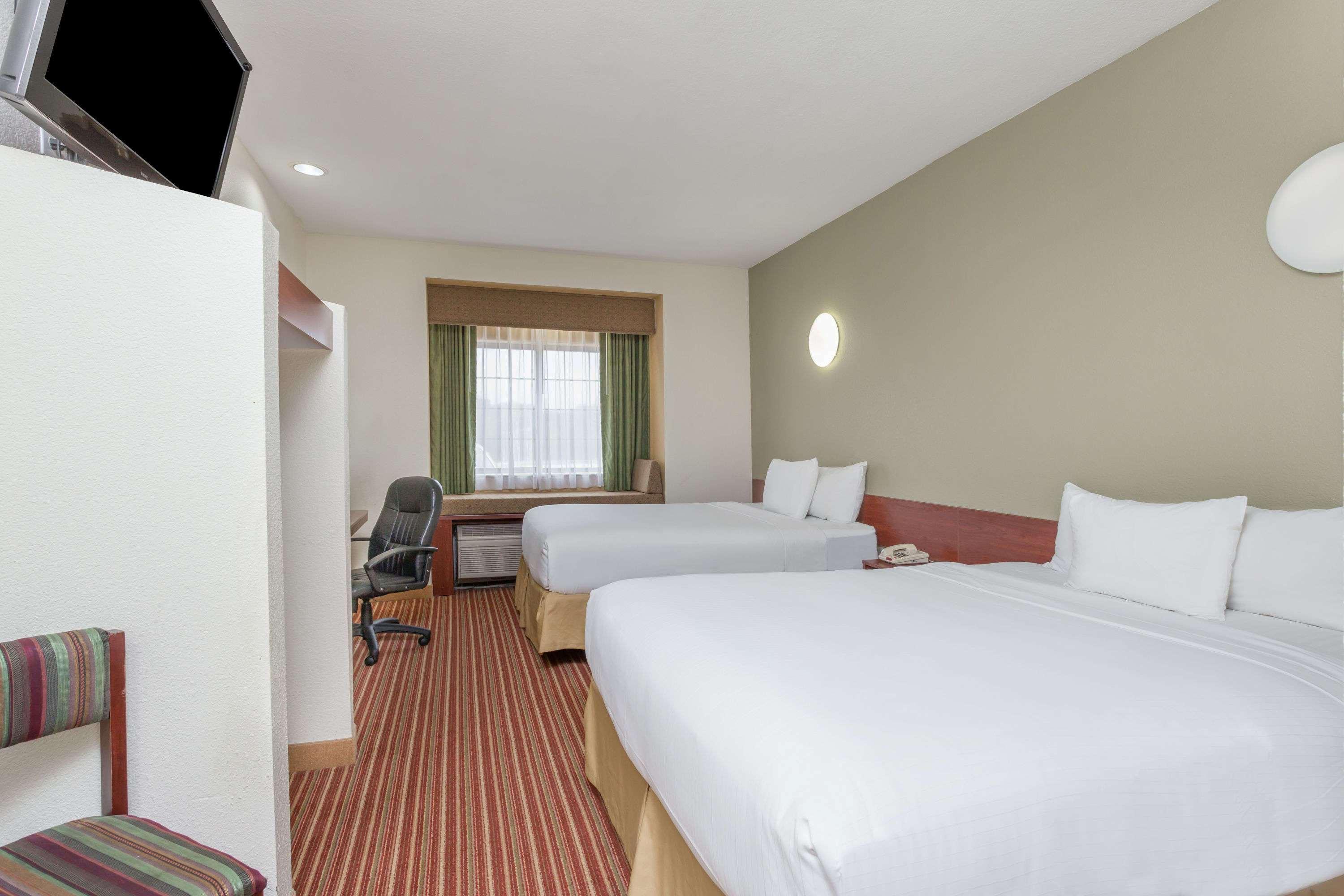 Days Inn By Wyndham Near Kansas Speedway Kansas City Exterior foto