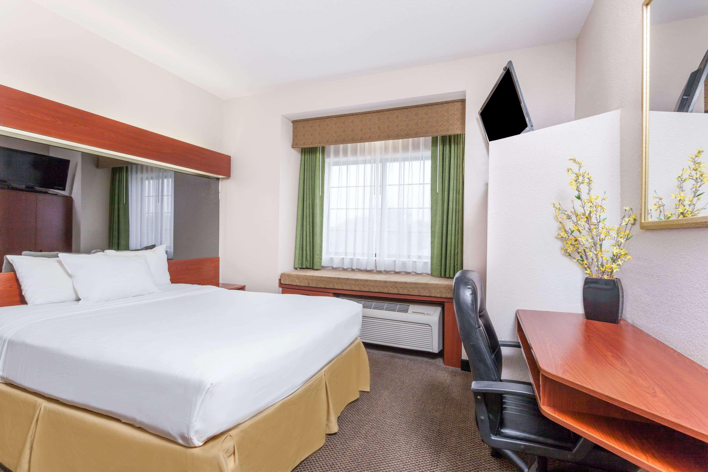 Days Inn By Wyndham Near Kansas Speedway Kansas City Exterior foto