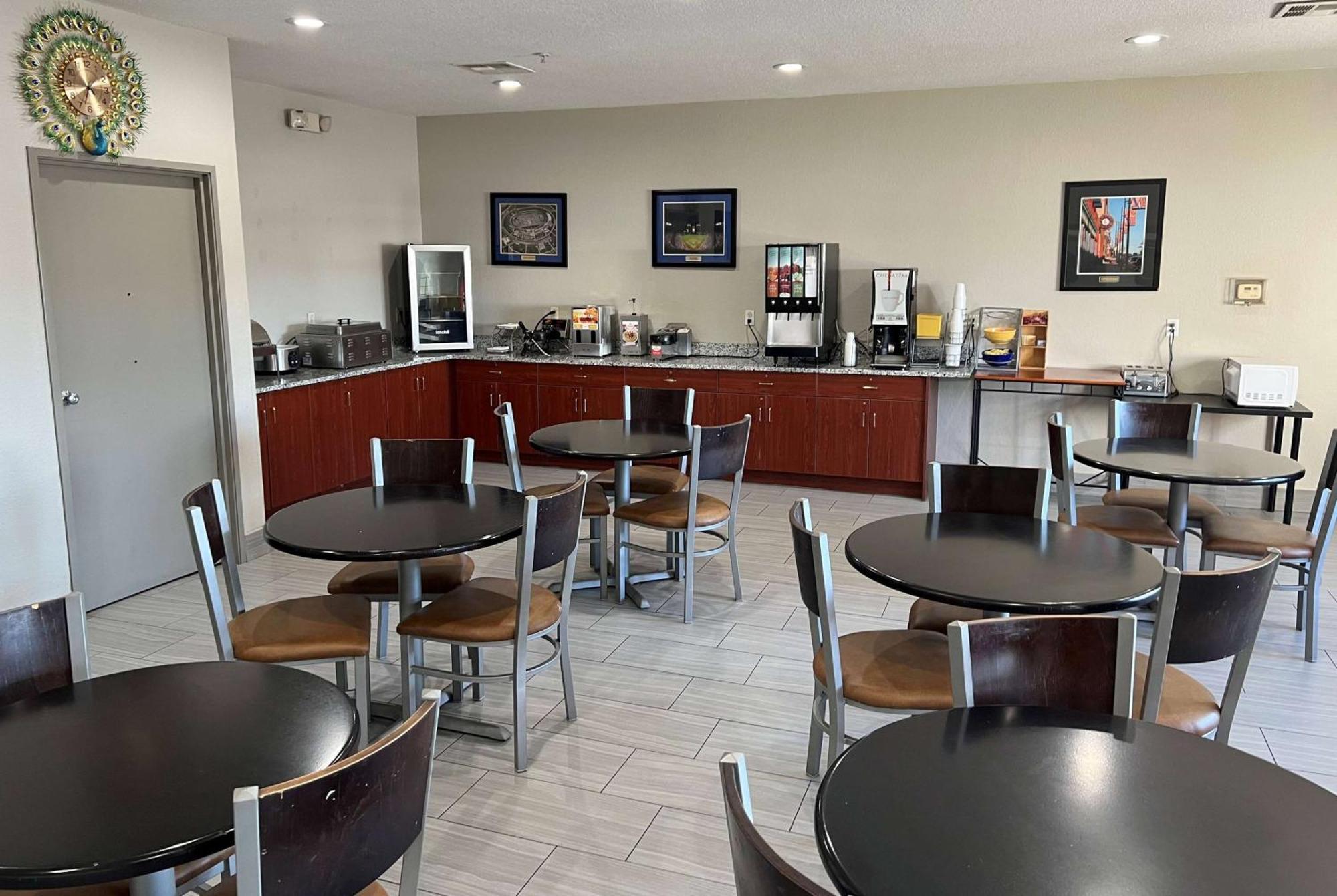Days Inn By Wyndham Near Kansas Speedway Kansas City Exterior foto