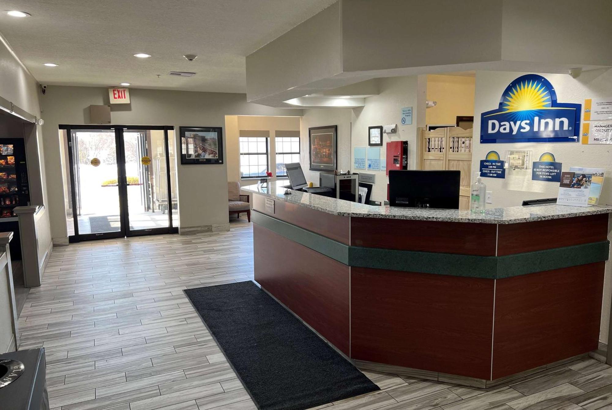 Days Inn By Wyndham Near Kansas Speedway Kansas City Exterior foto