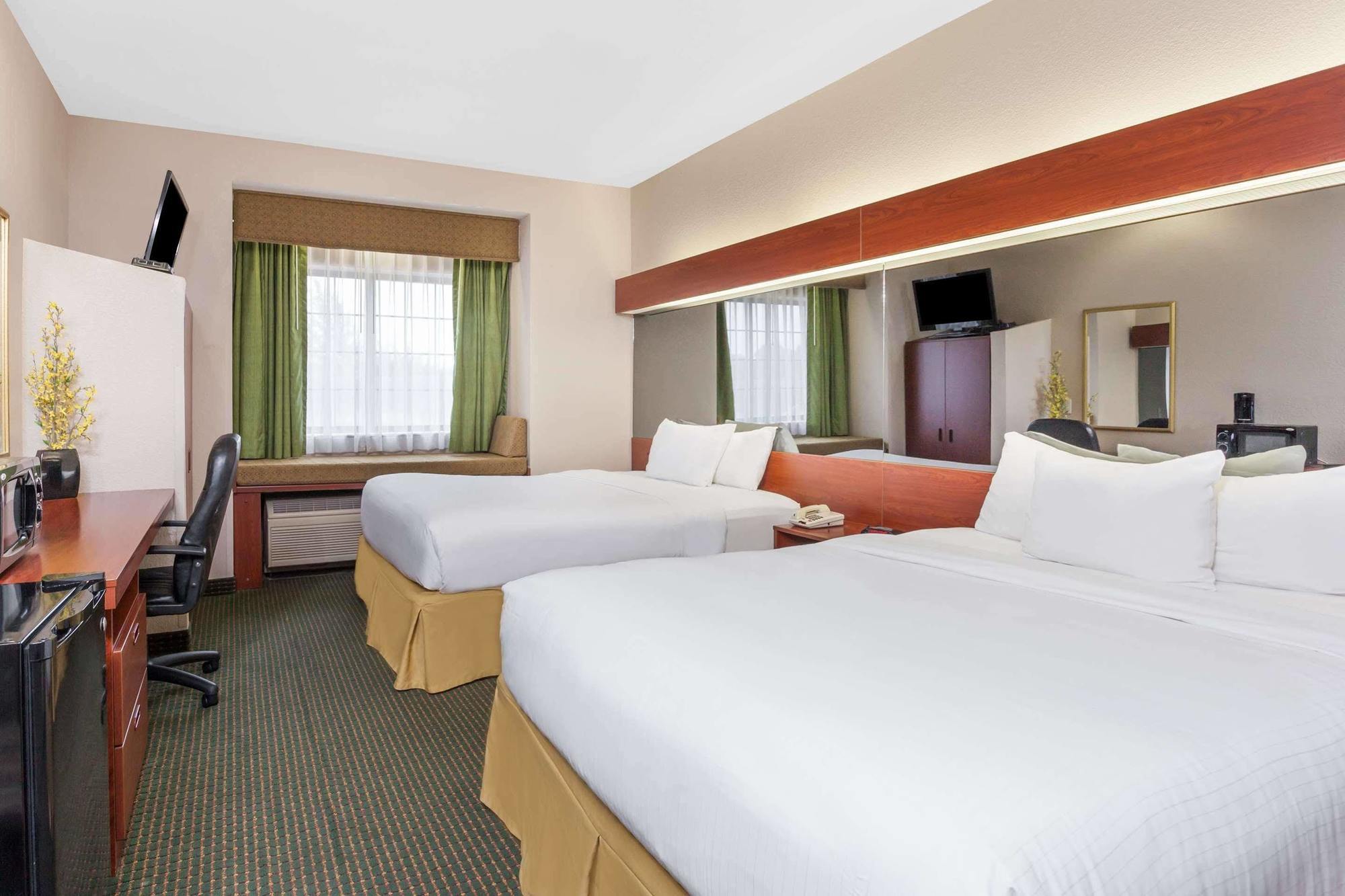 Days Inn By Wyndham Near Kansas Speedway Kansas City Exterior foto